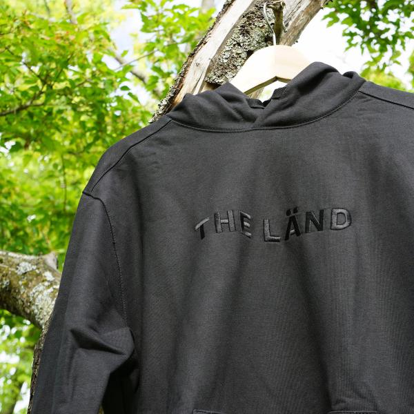 Schwarzer Hoodie mit THE LÄND Logo